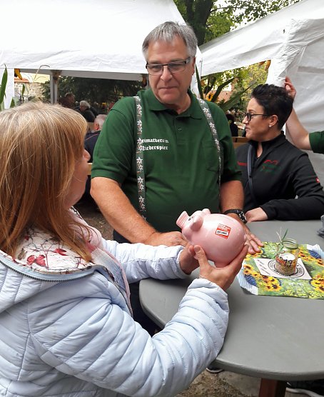 R&auml;dergro&szlig;e Backbleche zum Erntedankfest in Niederspier (Foto: privat)