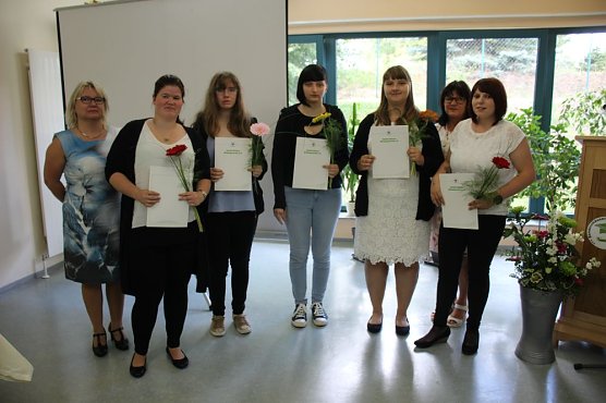 Zeugnis&uuml;bergabe bei Bildungsverein (Foto: Karl-Heinz Herrmann)