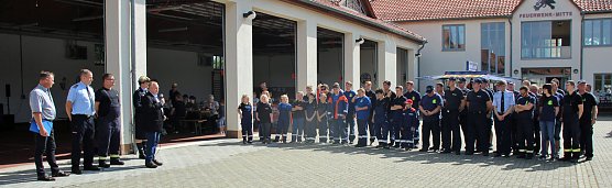 Feuerwehrleute feierten (Foto: Karl-Heinz Herrmann)