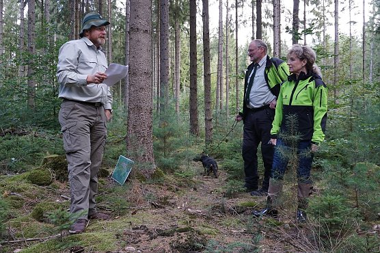 Birgit Keller informiert sich im Wald (Foto: Th&uuml;ringenForst)