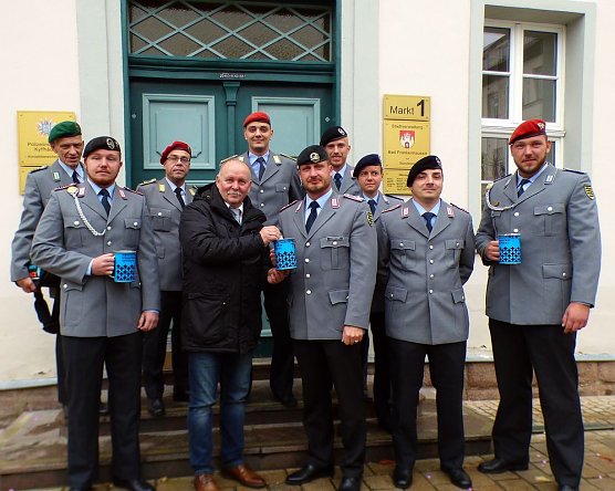Soldaten sammeln f&uuml;r die Kriegsgr&auml;berf&uuml;rsorge (Foto: Peter M&ouml;bius)