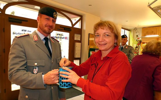 Soldaten sammeln f&uuml;r die Kriegsgr&auml;berf&uuml;rsorge (Foto: Peter M&ouml;bius)