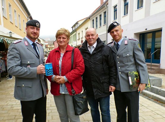 Soldaten sammeln f&uuml;r die Kriegsgr&auml;berf&uuml;rsorge (Foto: Peter M&ouml;bius)