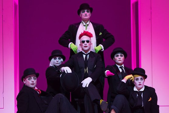 Szene aus dem Schauspiel DER PROZESS: Ensemble der W&auml;chter (Foto: Friederike L&uuml;dde)