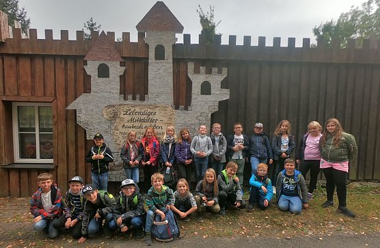 Eine Zeitreise der Klasse 4 (Foto: leona Neukamm) Eine Zeitreise der Klasse 4 (Foto: leona Neukamm)