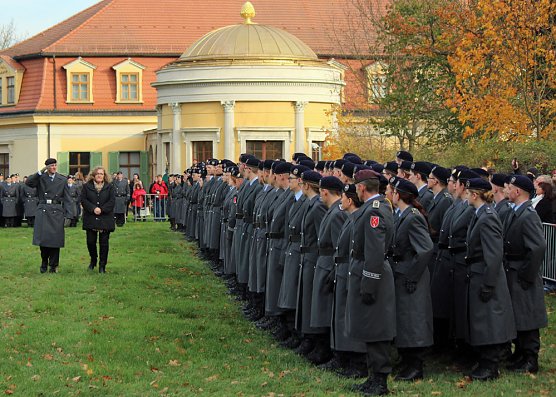 Vereidigung im Zeichen des 64. Jahrestags (Foto: Karl-Heinz Herrmann)