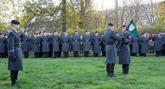 Vereidigung im Zeichen des 64. Jahrestags (Foto: Karl-Heinz Herrmann)