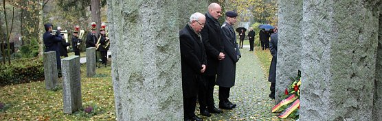Am Volkstrauertag in Sondershausen gedacht (Foto: Karl-Heinz Herrmann) Am Volkstrauertag in Sondershausen gedacht (Foto: Karl-Heinz Herrmann)