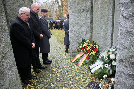 Am Volkstrauertag in Sondershausen gedacht (Foto: Karl-Heinz Herrmann) Am Volkstrauertag in Sondershausen gedacht (Foto: Karl-Heinz Herrmann)