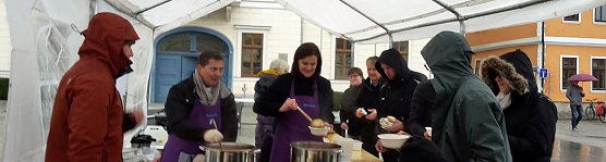 Essen für den guten Zweck (Foto: Karl-Heinz Herrmann) Essen für den guten Zweck (Foto: Karl-Heinz Herrmann)