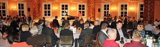 Absolventen für ausgezeichnete Ausbildungsergebnisse geehrt (Foto: Karl-Heinz Herrmann) Absolventen für ausgezeichnete Ausbildungsergebnisse geehrt (Foto: Karl-Heinz Herrmann)