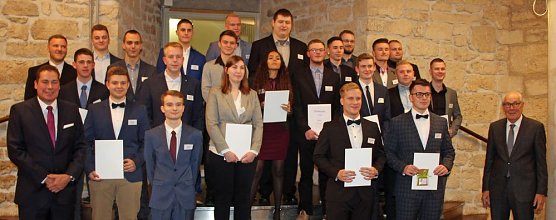 Absolventen für ausgezeichnete Ausbildungsergebnisse geehrt (Foto: Karl-Heinz Herrmann) Absolventen für ausgezeichnete Ausbildungsergebnisse geehrt (Foto: Karl-Heinz Herrmann)