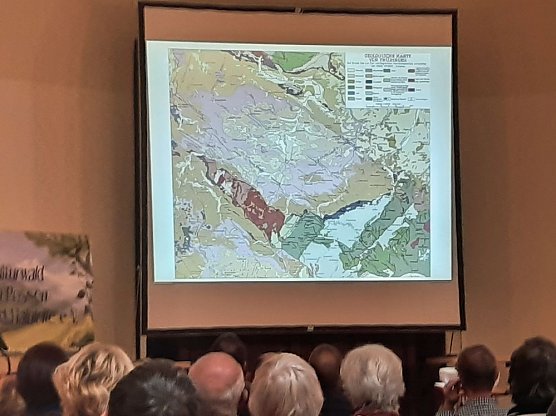 &Uuml;ber die Geologie in der Hainleite (Foto: Karl-Heinz Herrmann)