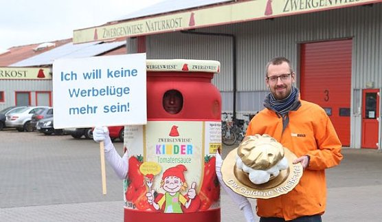 Auszeichnung &uuml;berreicht (Foto: foodwatch)