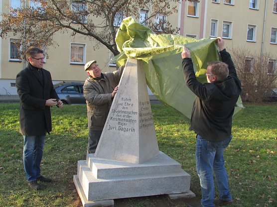 Sanierter Juri-Gagarin-Stein ziert wieder das Arterner Stadtbild (Foto: Andreas Schm&ouml;lling)