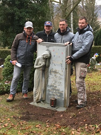 Hospiz setzt Gedenkstein (Foto: Hospiz)