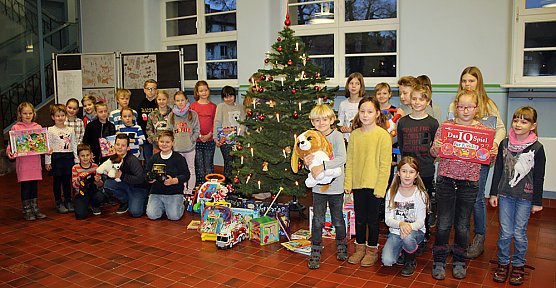 Wieder Spielzeug für die Tafel gespendet (Foto: Karl-Heinz Herrmann) Wieder Spielzeug für die Tafel gespendet (Foto: Karl-Heinz Herrmann)