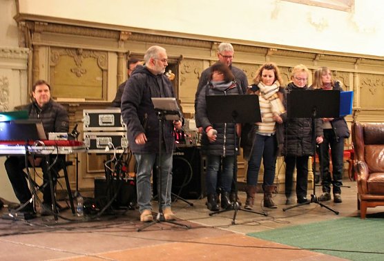 Kinder bringen Licht ins Dunkel (Foto: Karl-Heinz Herrmann) Kinder bringen Licht ins Dunkel (Foto: Karl-Heinz Herrmann)