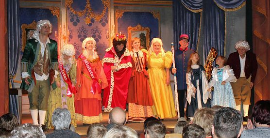 Des Kaisers neue Kleider und mehr (Foto: Karl-Heinz Herrmann) Des Kaisers neue Kleider und mehr (Foto: Karl-Heinz Herrmann)