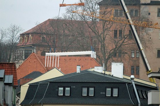 Dachger&uuml;st wird aufgesetzt (Foto: Karl-Heinz Herrmann)