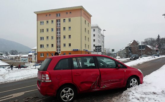 Unfall im Winter (Foto: Karl-Heinz Herrmann) Unfall im Winter (Foto: Karl-Heinz Herrmann)