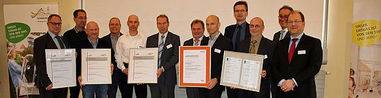 Gütezertifikate für Technisches Sicherheitsmanagement übergeben (Foto: Karl-Heinz Herrmann) Gütezertifikate für Technisches Sicherheitsmanagement übergeben (Foto: Karl-Heinz Herrmann)