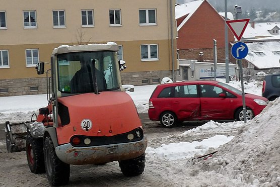 Unfall mit Radlader (Foto: Karl-Heinz Herrmann) Unfall mit Radlader (Foto: Karl-Heinz Herrmann)
