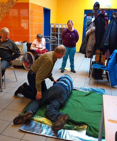 Erste Hilfe beim VdK Ortsverband Artern (Foto: Ina Römer) Erste Hilfe beim VdK Ortsverband Artern (Foto: Ina Römer)