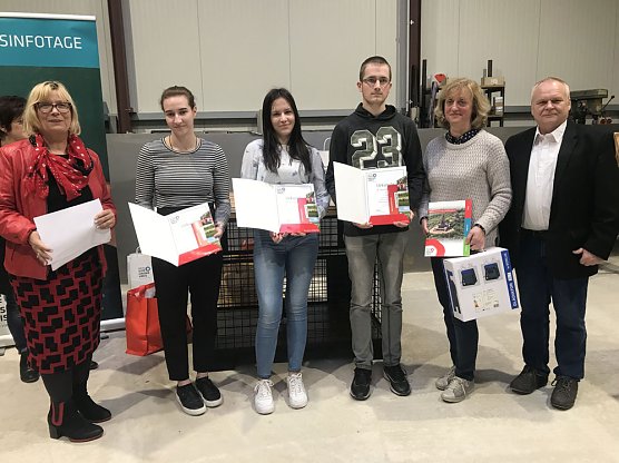 Auswertung Schülerwettbewerb zu den BerufsInfotagen 2019 (Foto: Landratsamt) Auswertung Schülerwettbewerb zu den BerufsInfotagen 2019 (Foto: Landratsamt)