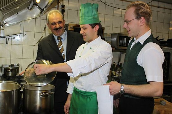 In die Töpfe geguckt (Foto: J. Piper) In die Töpfe geguckt (Foto: J. Piper)