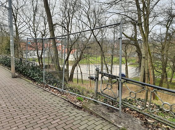 Bauzaun, Alkoholverbot und mehr (Foto: Karl-Heinz Herrmann) Bauzaun, Alkoholverbot und mehr (Foto: Karl-Heinz Herrmann)