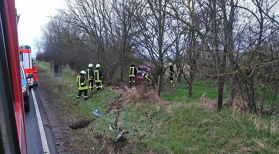 Auto &uuml;berschl&auml;gt sich - Fahrerin verletzt (Foto: Silvio Dietzel)