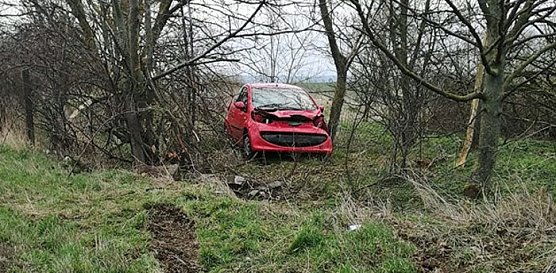Auto &uuml;berschl&auml;gt sich - Fahrerin verletzt (Foto: Silvio Dietzel)
