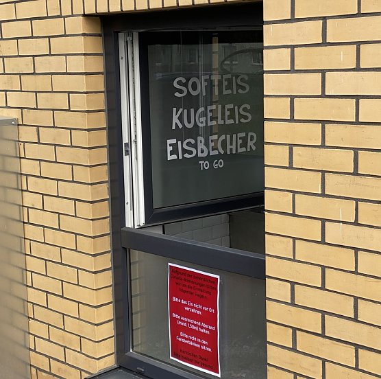 CORONA-REGELN beim Stra&szlig;enverkauf von Eis und Bratwurst (Foto: Tobias Schneegans)