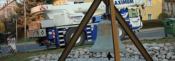 Gedächtnisglocke aufgestellt (Foto: Karl-Heinz Herrmann) Gedächtnisglocke aufgestellt (Foto: Karl-Heinz Herrmann)