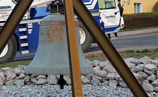 Gedächtnisglocke aufgestellt (Foto: Karl-Heinz Herrmann) Gedächtnisglocke aufgestellt (Foto: Karl-Heinz Herrmann)