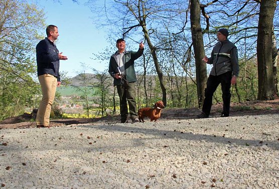 Sanierter Forstweg &uuml;bergeben (Foto: Karl-Heinz Herrmann)