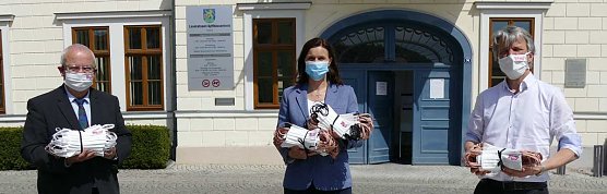 Masken&uuml;bergabe und Corona-Information (Foto: Landratsamt Kyffh&auml;userkreis)