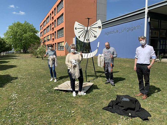 Weitere Masken &uuml;bergeben (Foto: Theater Nordhausen)