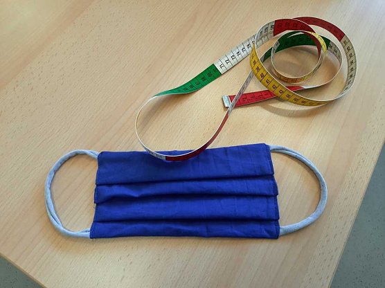 Sch&uuml;ler n&auml;hen im Praxisunterricht Masken (Foto: Karl-Heinz Herrmann)