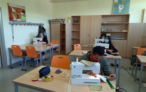 Sch&uuml;ler n&auml;hen im Praxisunterricht Masken (Foto: Karl-Heinz Herrmann)