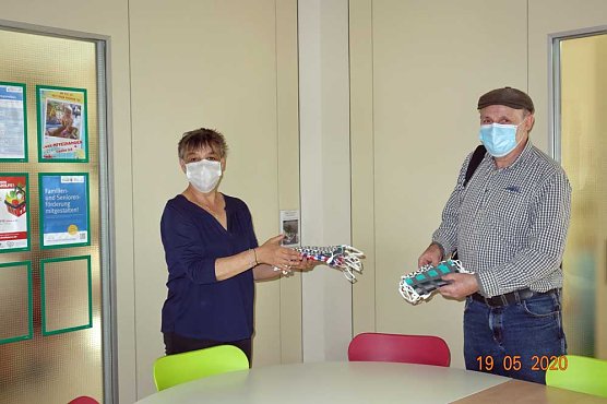 Masken übergeben (Foto: Haus Jona) Masken übergeben (Foto: Haus Jona)