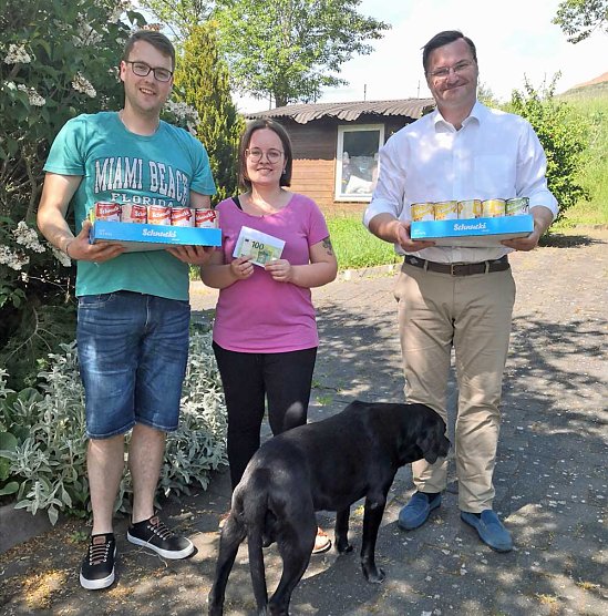 Landtagsabgeordneter Schard besucht und unterstützt Tierheim (Foto: privat) Landtagsabgeordneter Schard besucht und unterstützt Tierheim (Foto: privat)