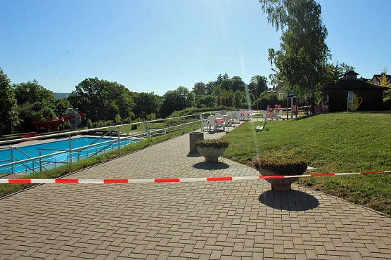 Ansturm aufs Bergbad (Foto: Karl-Heinz Herrmann) Ansturm aufs Bergbad (Foto: Karl-Heinz Herrmann)
