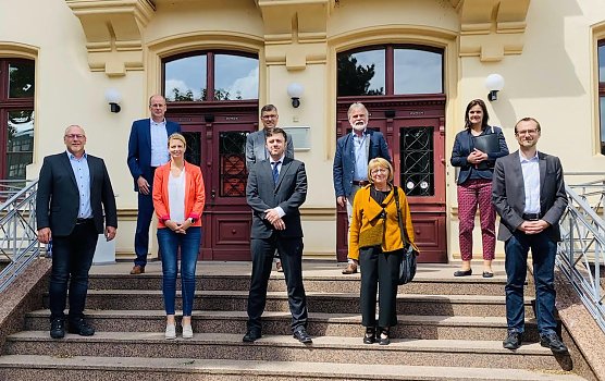 Kooperationspartner vor dem Landratsamt (Foto: J:Pieper) Kooperationspartner vor dem Landratsamt (Foto: J:Pieper)