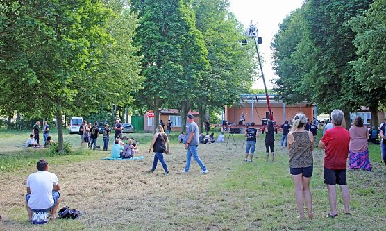 Hardrockband "Rikk Arving" beim Hebebühnenkonzert (Foto: Karl-Heinz Herrmann) Hardrockband "Rikk Arving" beim Hebebühnenkonzert (Foto: Karl-Heinz Herrmann)