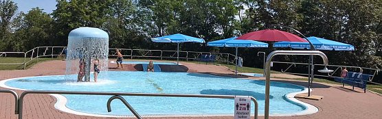 Beschattung das Planschbecken f&uuml;r Kleinkinder eingeweiht (Foto: Radio Artern)
