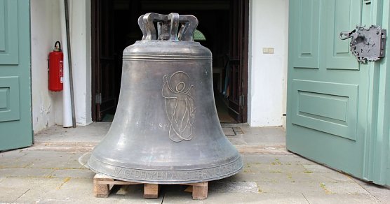 Zwei neue Bronzeglocken werden eingebaut (Foto: Karl-Heinz Herrmann) Zwei neue Bronzeglocken werden eingebaut (Foto: Karl-Heinz Herrmann)