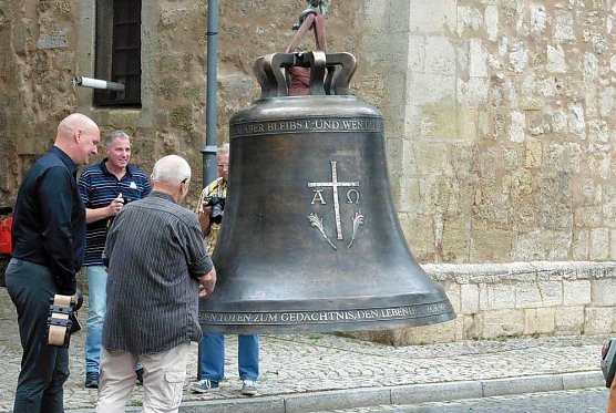 Zwei neue Bronzeglocken werden eingebaut (Foto: Familie Kieper) Zwei neue Bronzeglocken werden eingebaut (Foto: Familie Kieper)