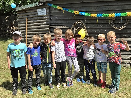 Mit Ritterschlag und Damhirsch Karl – (Foto: Kindervilla) Mit Ritterschlag und Damhirsch Karl – (Foto: Kindervilla)